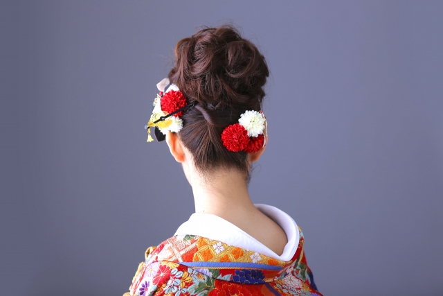 着物を着た後ろ姿の女性